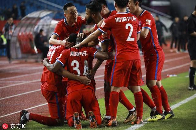  沙尔克04深陷保级泥潭, 紧急换帅寻求转机  